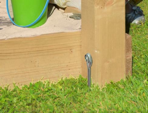 Screw-in ground anchors (4x)